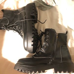 Aesthetic platform boots! Never been worn.